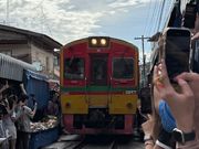 電車がゆっくり近付いてくるところ