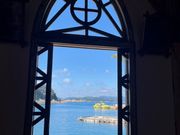 旧五輪教会内部より海を臨む