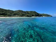 慶良間諸島の前島付近の透き通ったエメラルドグリーンの海