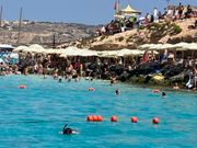 人で埋まるビーチを海から眺める