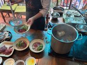 フォー盛り付け中