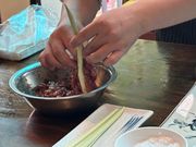 モングラスへのお肉のつけ方も