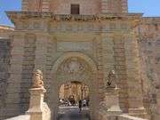 イムディーナ正門