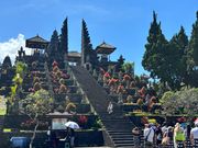 写真撮るのに並びます『ブサキ寺院』前にて