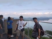 北朝鮮をバックに