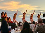 夕焼け空をバックに