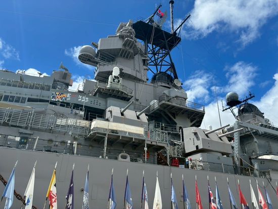 アリゾナ記念館　フローリング材の一部 戦艦「アリゾナ」記念館（USS Arizona Memorial）」の展示内容