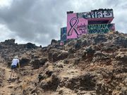 ピンクピルボックス手前の道