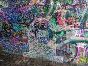 ジョン・レノンの壁で最初に落書きされた部分