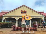 ドールプランテーション前で記念撮影