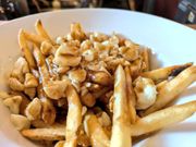 プーティン。大きな皿が運ばれてきて量の多さにびっくりしました。美味しかったです！