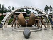 統一を願うモニュメント