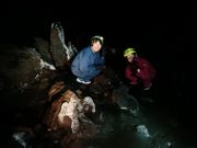 夏でも冷凍庫みたいな洞窟の中