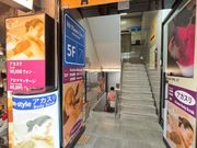 店舗入口　地下へ