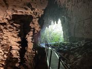 洞窟の中から外をみると