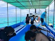 シュノーケリングの場所へ向かうグラスボート。風が心地よく最高でした。