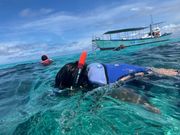 家族7人でのシュノーケリングデビュー10歳〜61歳。海の美しさ綺麗な魚達に夢中!海面にぷかぷか浮かぶ