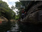 崖を登ってジャンプ