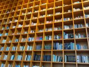 ドラマ「キム秘書は見た」の撮影地。天井まで本がいっぱいで圧巻です。