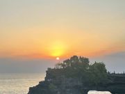 夕日にタナロット寺院