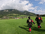 飛行機へ向かって