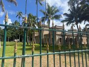 自転車でイオラニ宮殿へ