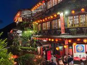 夜の提灯が点灯すると、千と千尋の世界