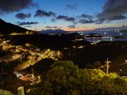 集合場所の広場。少し外れれば落ち着いた夜景が。