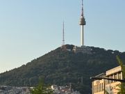 歩道橋から見るソウルタワー