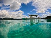 水面から見た船と空