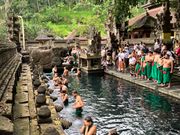 ティルタ ウンプル寺院で体を清める様子を見学。実際に体験するには追加料金がかかるので今回は見るだけ