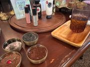 ウェルカムドリンクをいただきながら香りを選びました。