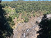滝。水量は少ないです。