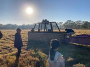 カゴをトラックに乗せています