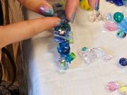 ガラスを組み合わせ中…