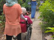 ガイドさんも車椅子を押してくださいました(メコン川の中洲の島にて)