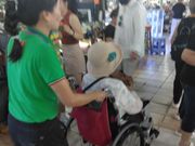 ガイドさんも車椅子を押してくださいました。(ベンタイン市場にて)