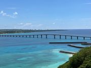 美しいブルーの海と大橋