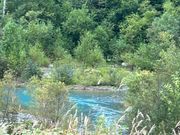 青い池からの川