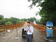 自由の橋の前でガイドする朴さん（本人了解済）