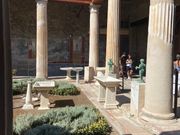 裕福な家には豪華な中庭