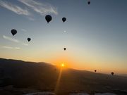 気球に乗って日の出を拝む