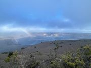 キラウエア火山火口と虹