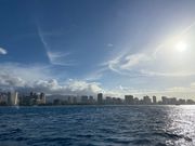 ポイントへ向かう途中、船上から見るwaikikiエリア