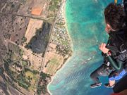 きれいな海の上でスカイダイビングが行われます