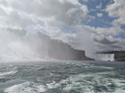 船から見たアメリカ滝とカナダ滝