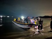 小船の乗り降りの時に濡れる可能性があるので、サンダルが良いです