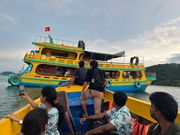 ビーチから小船に乗って、沖に停めてある大型船に乗り換えます