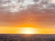 水平線に沈む太陽