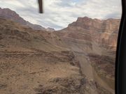 谷間を飛行します